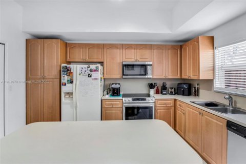 Townhouse in Cutler Bay, Florida 2 bedrooms, 141.03 sq.m. № 1954849 - photo 15