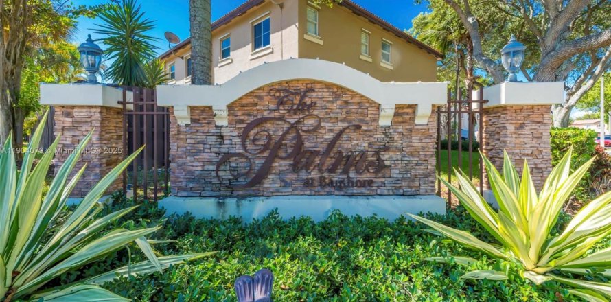 Townhouse in Cutler Bay, Florida 2 bedrooms, 141.03 sq.m. № 1954849