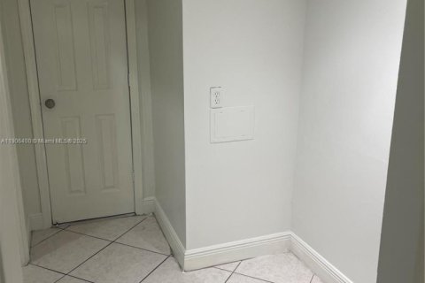 Condominio en alquiler en Miami, Florida, 1 dormitorio, 62.34 m2 № 1956943 - foto 12