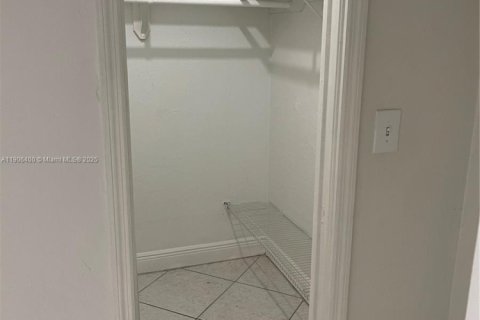 Condominio en alquiler en Miami, Florida, 1 dormitorio, 62.34 m2 № 1956943 - foto 13