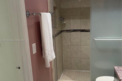 Condominio en alquiler en Miami, Florida, 1 dormitorio, 62.34 m2 № 1956943 - foto 16