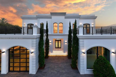 House in Fort Lauderdale, Florida 10 bedrooms, 896.97 sq.m. № 2076075