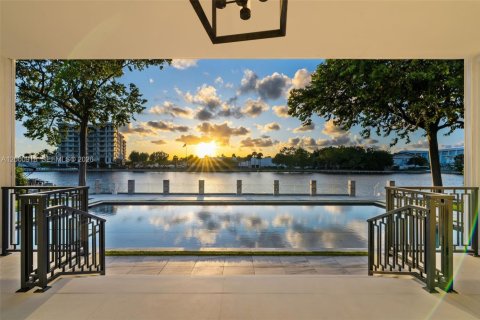 Casa en venta en Fort Lauderdale, Florida, 10 dormitorios, 896.97 m2 № 2076075 - foto 3