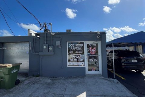 Tienda en alquiler en North Miami, Florida № 1035997 - foto 1