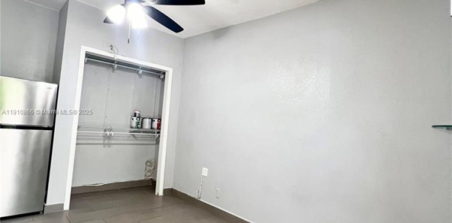 Immobilier commercial à Miami, Floride 27.87 m2 № 1967169