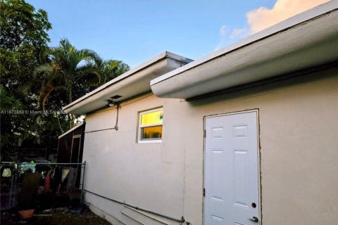Casa en venta en North Miami, Florida, 4 dormitorios, 186.36 m2 № 1928173 - foto 9