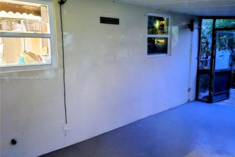 Villa ou maison à vendre à North Miami, Floride: 4 chambres, 186.36 m2 № 1928173 - photo 13