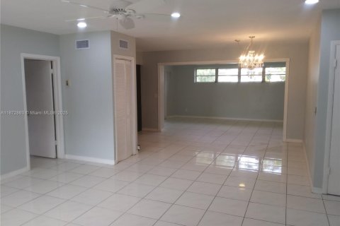 Casa en venta en North Miami, Florida, 4 dormitorios, 186.36 m2 № 1928173 - foto 1