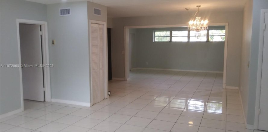 Casa en North Miami, Florida 4 dormitorios, 186.36 m2 № 1928173