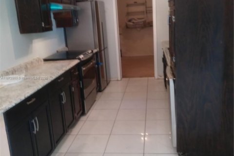 Casa en venta en North Miami, Florida, 4 dormitorios, 186.36 m2 № 1928173 - foto 2