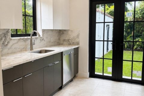 House in Coral Gables, Florida 2 bedrooms, 111.67 sq.m. № 2189528 - photo 5