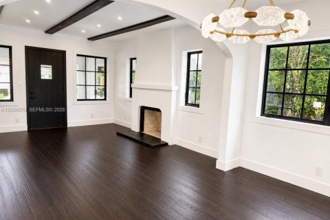 House in Coral Gables, Florida 2 bedrooms, 111.67 sq.m. № 2189528 - photo 4