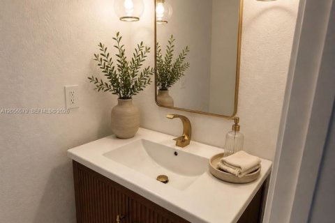 House in Coral Gables, Florida 2 bedrooms, 111.67 sq.m. № 2189528 - photo 11