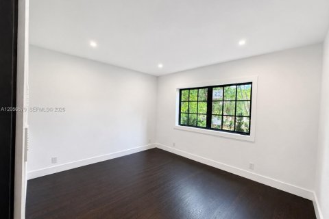 House in Coral Gables, Florida 2 bedrooms, 111.67 sq.m. № 2189528 - photo 13