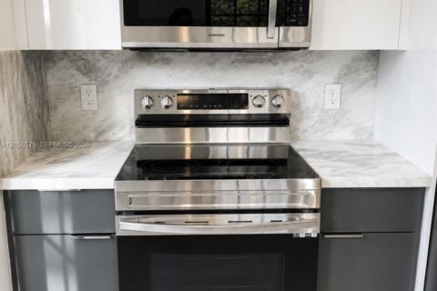 House in Coral Gables, Florida 2 bedrooms, 111.67 sq.m. № 2189528 - photo 7
