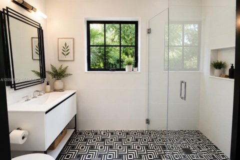 House in Coral Gables, Florida 2 bedrooms, 111.67 sq.m. № 2189528 - photo 14