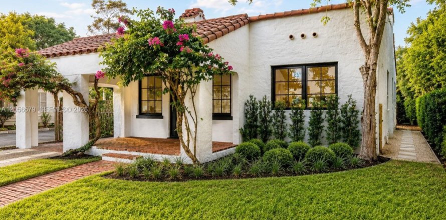 House in Coral Gables, Florida 2 bedrooms, 111.67 sq.m. № 2189528