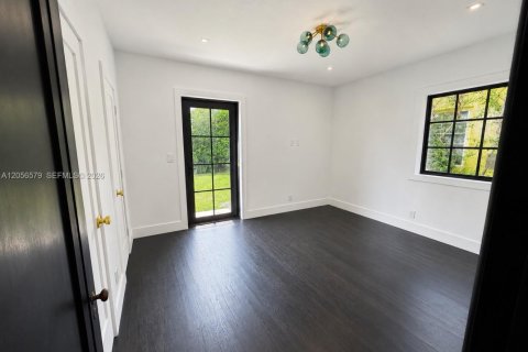House in Coral Gables, Florida 2 bedrooms, 111.67 sq.m. № 2189528 - photo 10