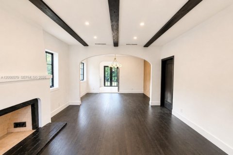 House in Coral Gables, Florida 2 bedrooms, 111.67 sq.m. № 2189528 - photo 3