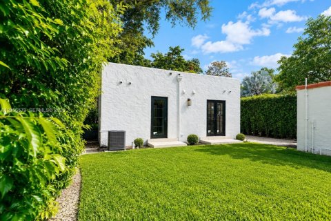 House in Coral Gables, Florida 2 bedrooms, 111.67 sq.m. № 2189528 - photo 15