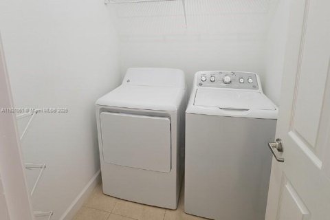 Снять в аренду таунхаус в Дорал, Флорида 3 спальни, 188.87м2, № 1975218 - фото 24