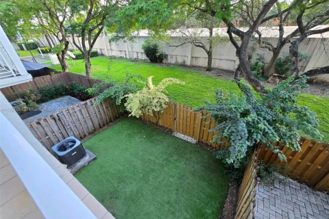 Снять в аренду таунхаус в Дорал, Флорида 3 спальни, 188.87м2, № 1975218 - фото 12