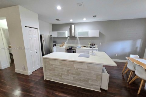 Снять в аренду таунхаус в Дорал, Флорида 3 спальни, 188.87м2, № 1975218 - фото 2