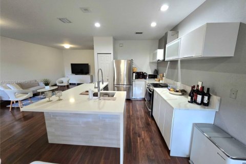 Снять в аренду таунхаус в Дорал, Флорида 3 спальни, 188.87м2, № 1975218 - фото 3