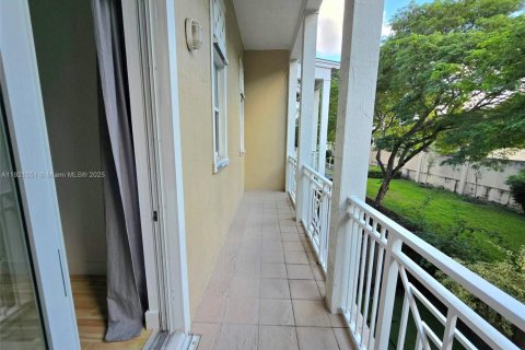 Снять в аренду таунхаус в Дорал, Флорида 3 спальни, 188.87м2, № 1975218 - фото 20
