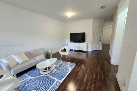 Снять в аренду таунхаус в Дорал, Флорида 3 спальни, 188.87м2, № 1975218 - фото 4