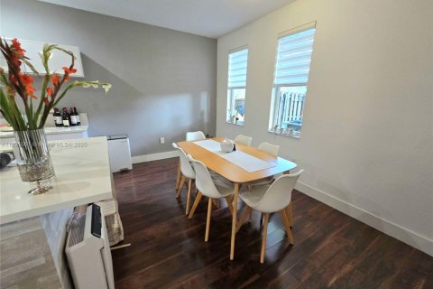 Снять в аренду таунхаус в Дорал, Флорида 3 спальни, 188.87м2, № 1975218 - фото 7