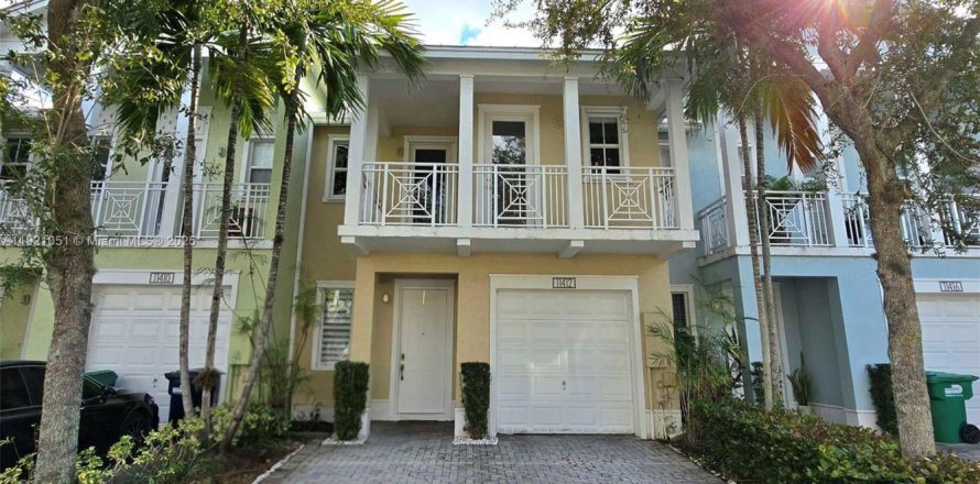 Таунхаус в Дорал, Флорида 3 спальни, 188.87м2 № 1975218