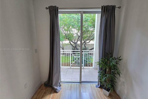 Снять в аренду таунхаус в Дорал, Флорида 3 спальни, 188.87м2, № 1975218 - фото 19