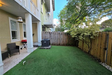 Снять в аренду таунхаус в Дорал, Флорида 3 спальни, 188.87м2, № 1975218 - фото 10