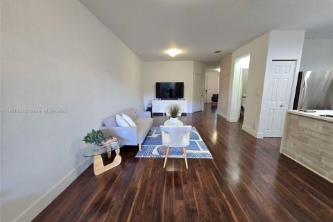 Снять в аренду таунхаус в Дорал, Флорида 3 спальни, 188.87м2, № 1975218 - фото 8