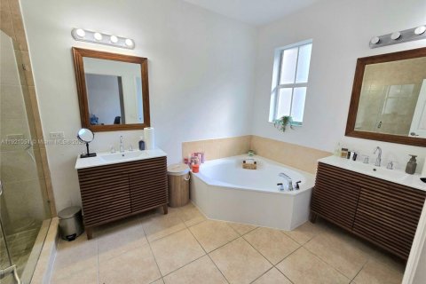 Снять в аренду таунхаус в Дорал, Флорида 3 спальни, 188.87м2, № 1975218 - фото 17