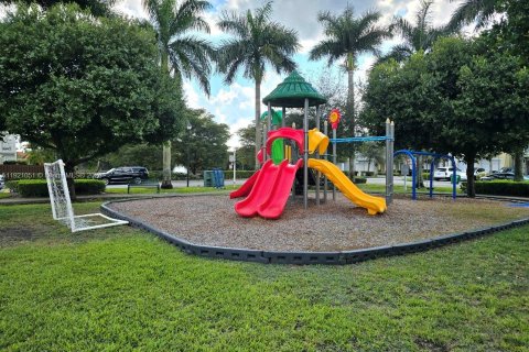 Снять в аренду таунхаус в Дорал, Флорида 3 спальни, 188.87м2, № 1975218 - фото 28