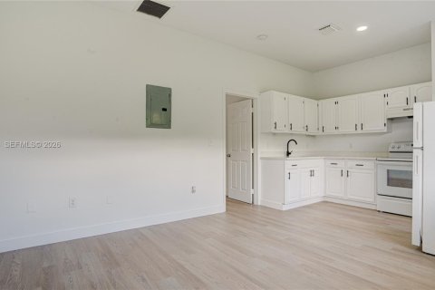 House in Miami, Florida 1 bedroom, 60.39 sq.m. № 2402226 - photo 4