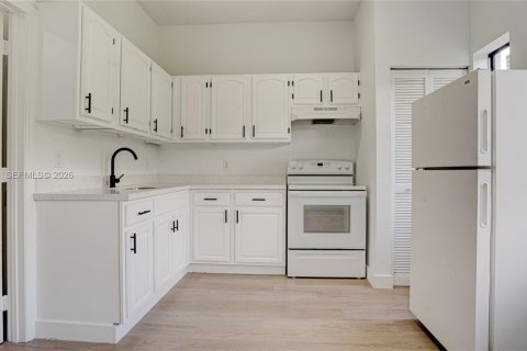 House in Miami, Florida 1 bedroom, 60.39 sq.m. № 2402226 - photo 6