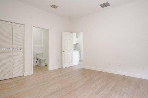 House in Miami, Florida 1 bedroom, 60.39 sq.m. № 2402226 - photo 13