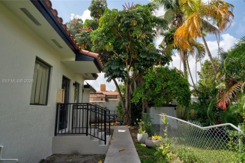 House in Miami, Florida 1 bedroom, 60.39 sq.m. № 2402226 - photo 23