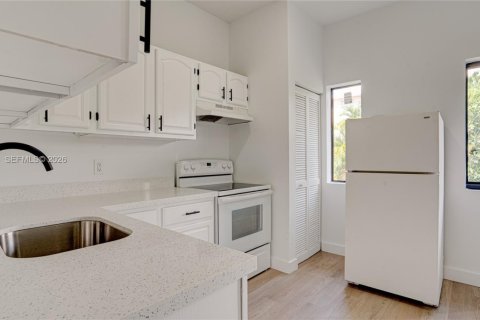 House in Miami, Florida 1 bedroom, 60.39 sq.m. № 2402226 - photo 7