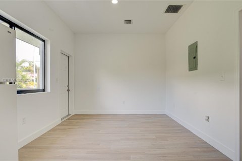 House in Miami, Florida 1 bedroom, 60.39 sq.m. № 2402226 - photo 8