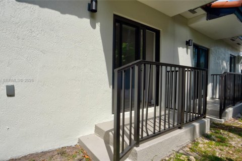 House in Miami, Florida 1 bedroom, 60.39 sq.m. № 2402226 - photo 25