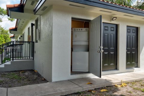 House in Miami, Florida 1 bedroom, 60.39 sq.m. № 2402226 - photo 30