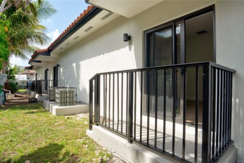 House in Miami, Florida 1 bedroom, 60.39 sq.m. № 2402226 - photo 24
