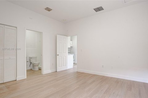 House in Miami, Florida 1 bedroom, 60.39 sq.m. № 2402226 - photo 17
