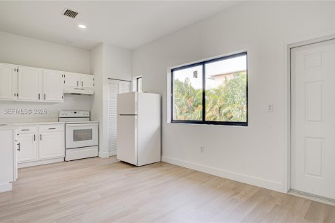 House in Miami, Florida 1 bedroom, 60.39 sq.m. № 2402226 - photo 5