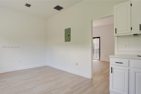 House in Miami, Florida 1 bedroom, 60.39 sq.m. № 2402226 - photo 9