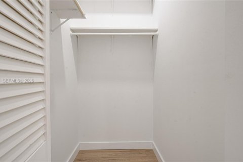 House in Miami, Florida 1 bedroom, 60.39 sq.m. № 2402226 - photo 16